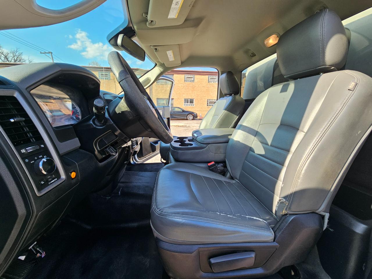 RAM 1500 Tradesman 4x4 Regular Cab 8' Box 2017