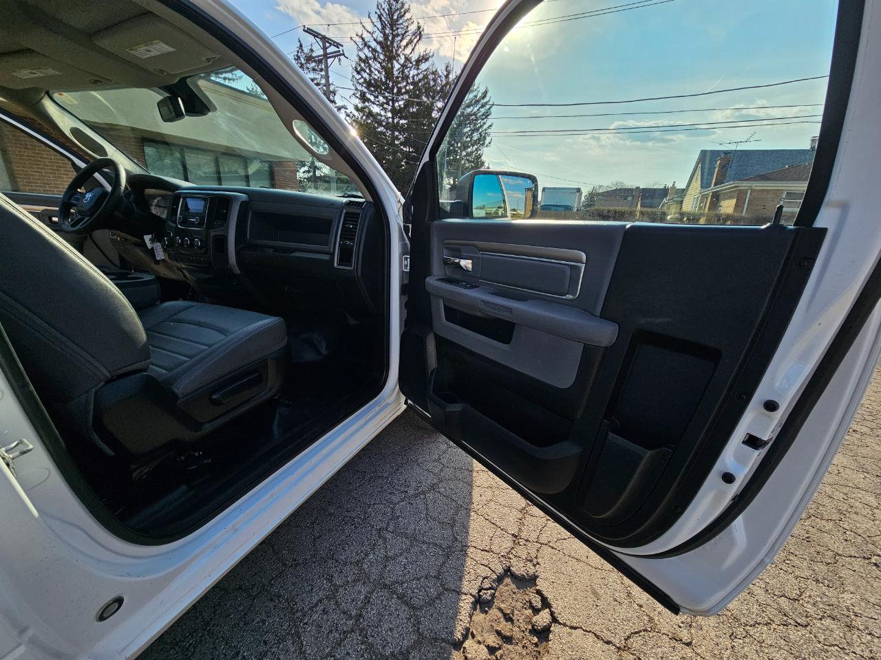 RAM 1500 Tradesman 4x4 Regular Cab 8' Box 2017