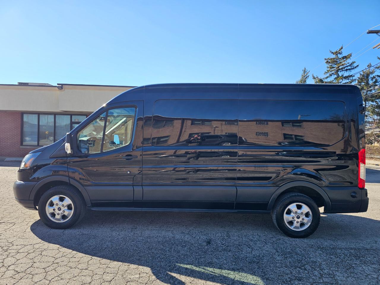 Ford Transit Van T-250 148" Med Rf 9000 GVWR Sliding RH Dr 2017