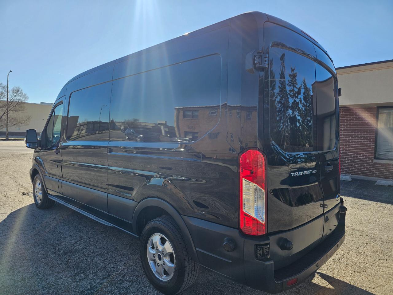 Ford Transit Van T-250 148" Med Rf 9000 GVWR Sliding RH Dr 2017