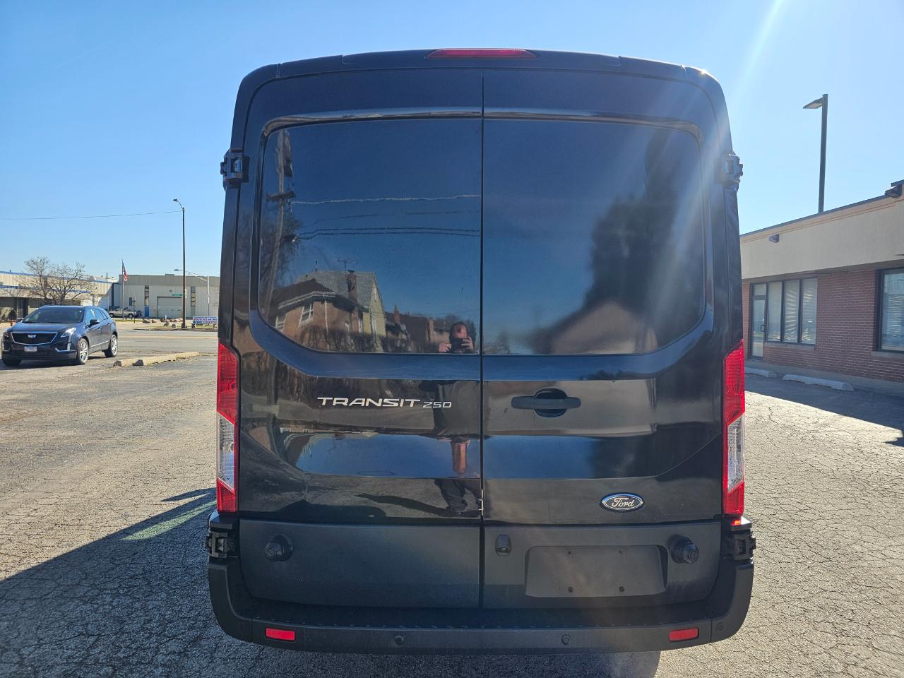 Ford Transit Van T-250 148" Med Rf 9000 GVWR Sliding RH Dr 2017