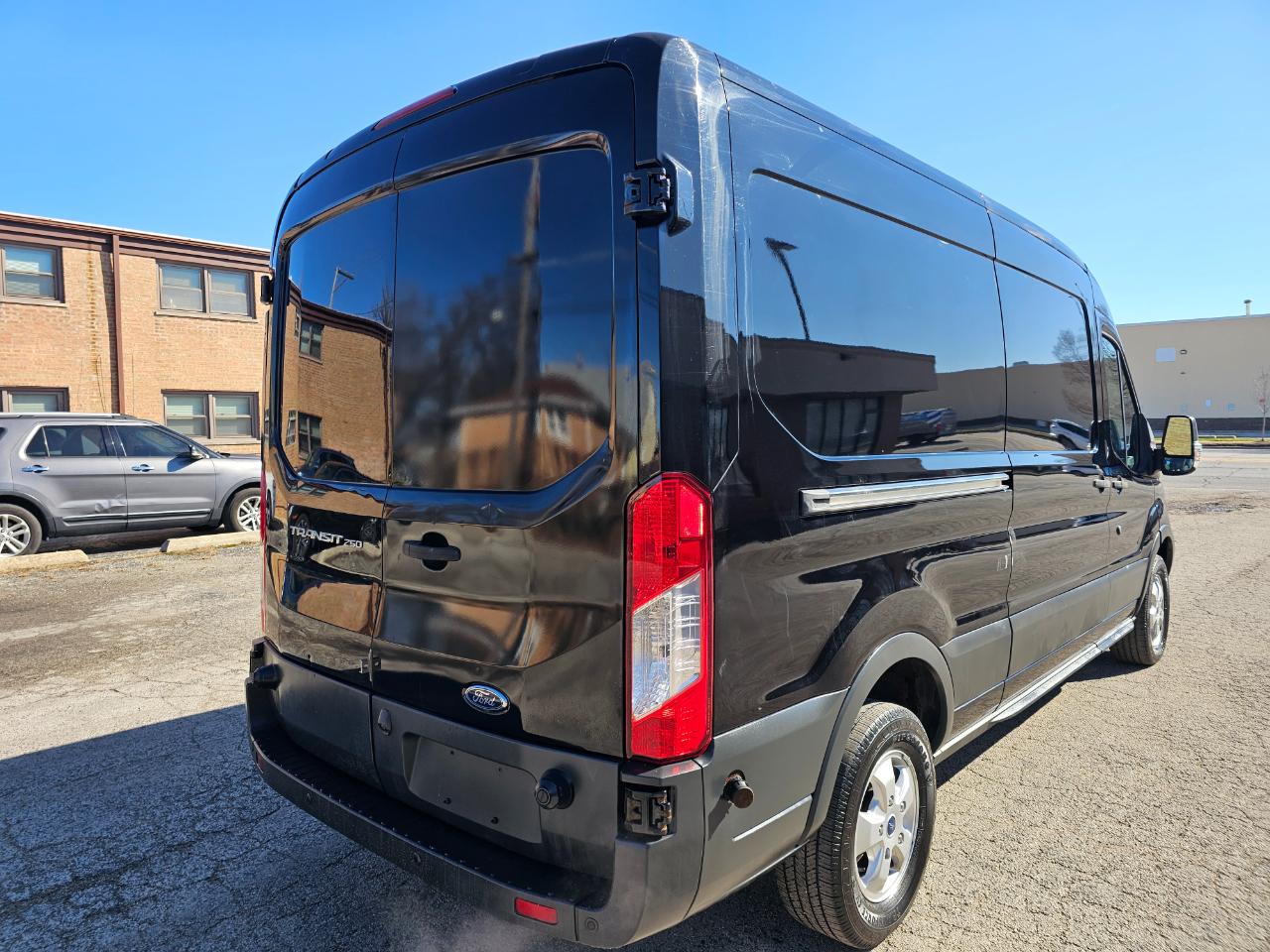 Ford Transit Van T-250 148" Med Rf 9000 GVWR Sliding RH Dr 2017