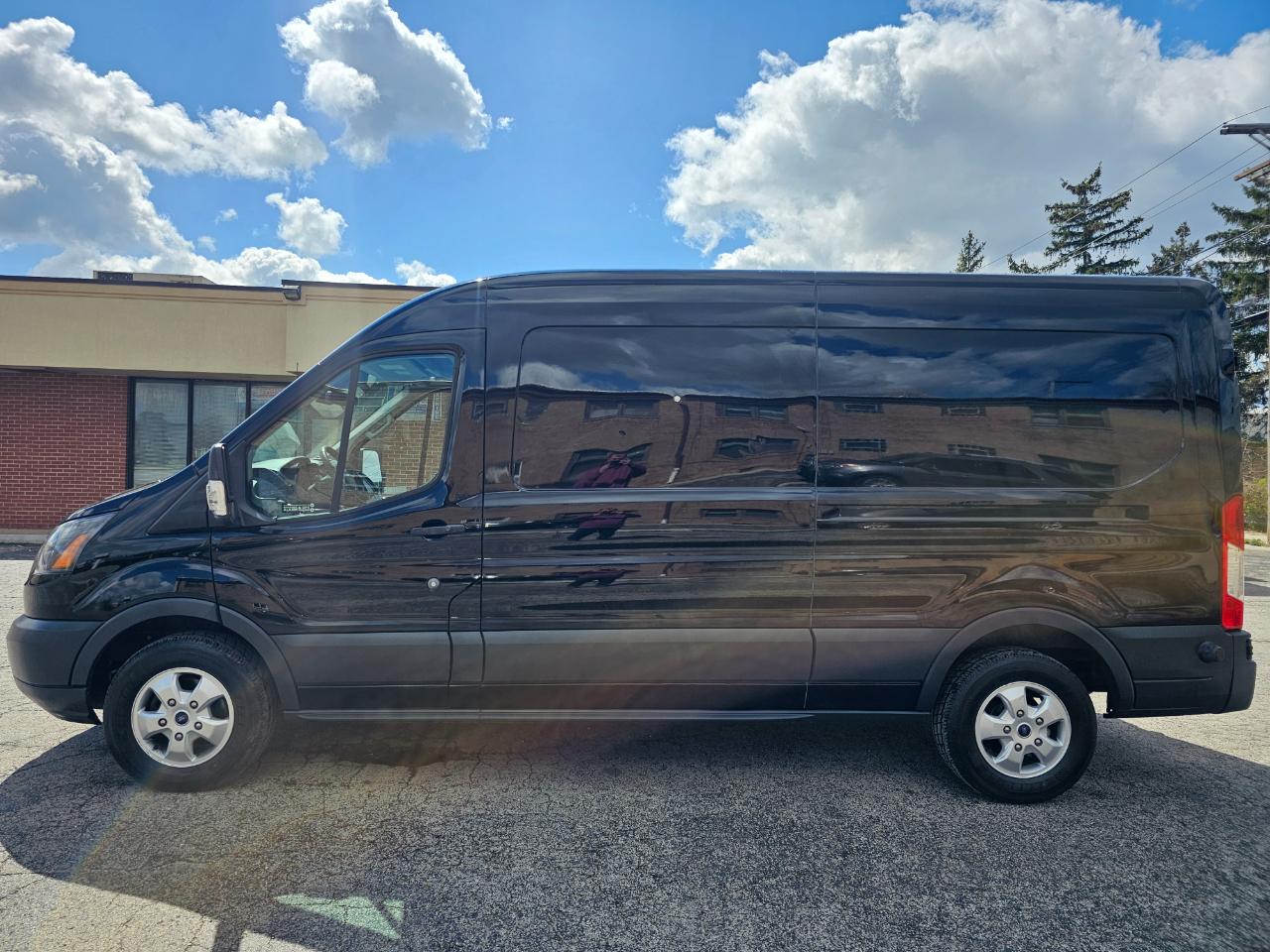 Ford Transit Van T-250 148" Med Rf 9000 GVWR Sliding RH Dr 2017