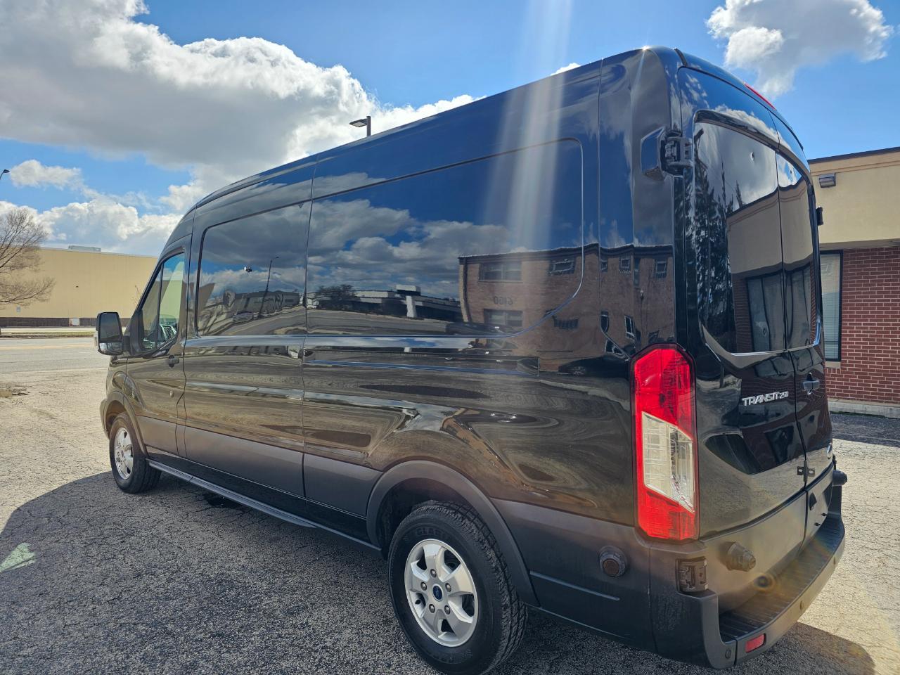 Ford Transit Van T-250 148" Med Rf 9000 GVWR Sliding RH Dr 2017