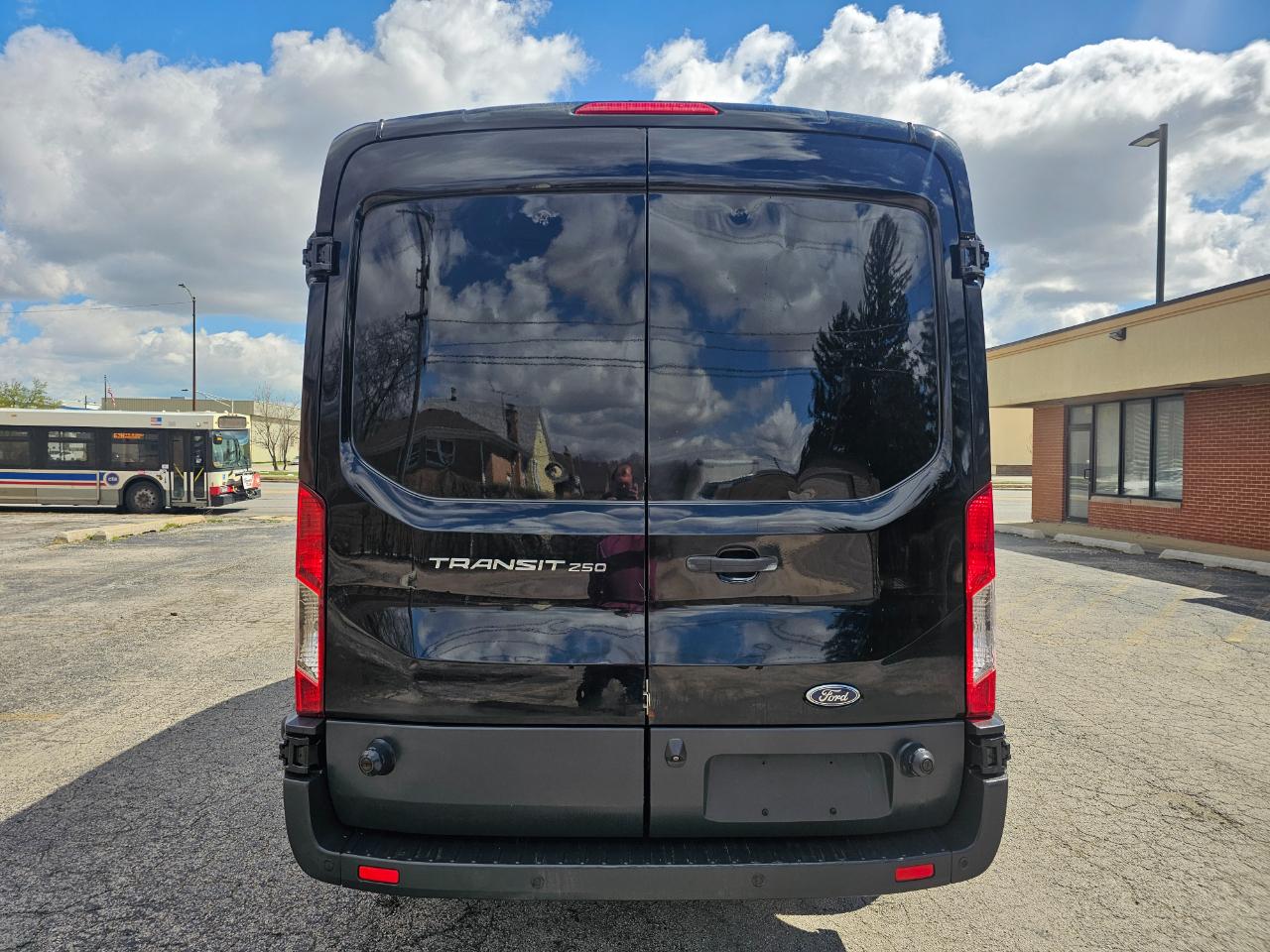 Ford Transit Van T-250 148" Med Rf 9000 GVWR Sliding RH Dr 2017