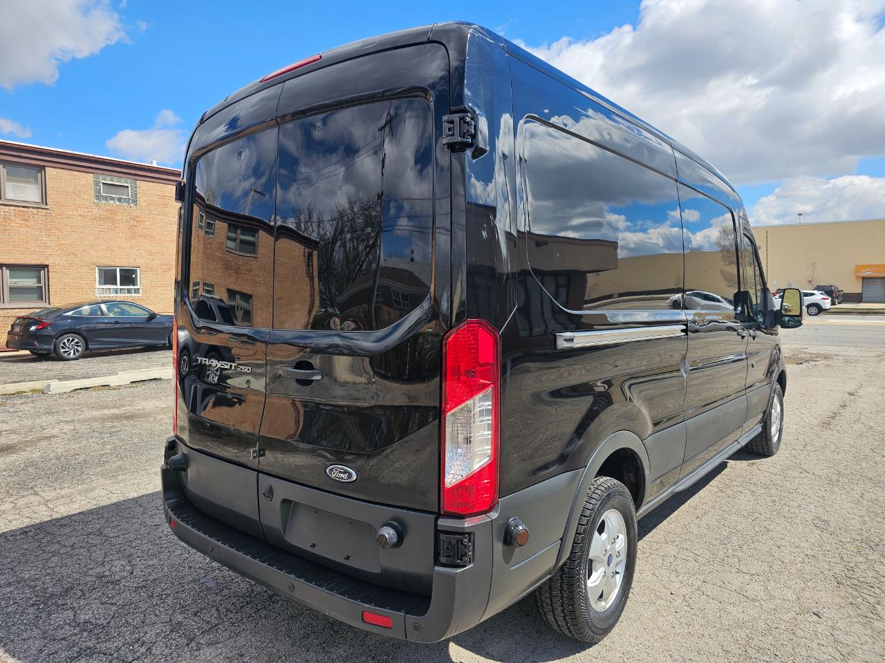 Ford Transit Van T-250 148" Med Rf 9000 GVWR Sliding RH Dr 2017