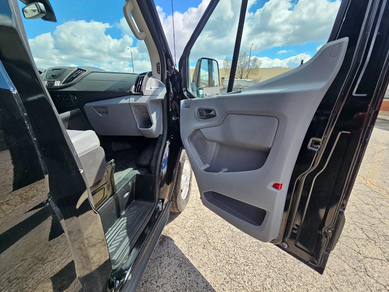 Ford Transit Van T-250 148" Med Rf 9000 GVWR Sliding RH Dr 2017