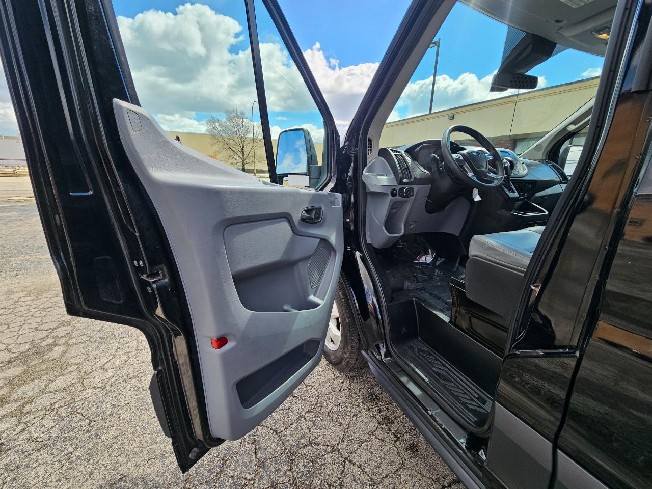 Ford Transit Van T-250 148" Med Rf 9000 GVWR Sliding RH Dr 2017