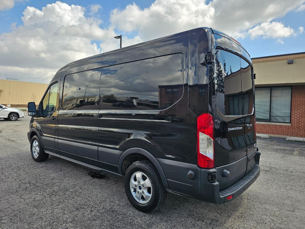 Ford Transit Van T-250 148" Med Rf 9000 GVWR Sliding RH Dr 2017