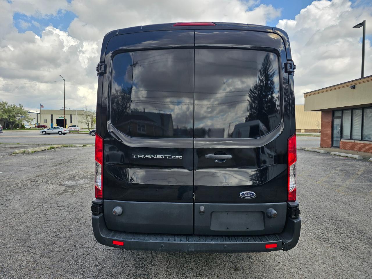 Ford Transit Van T-250 148" Med Rf 9000 GVWR Sliding RH Dr 2017