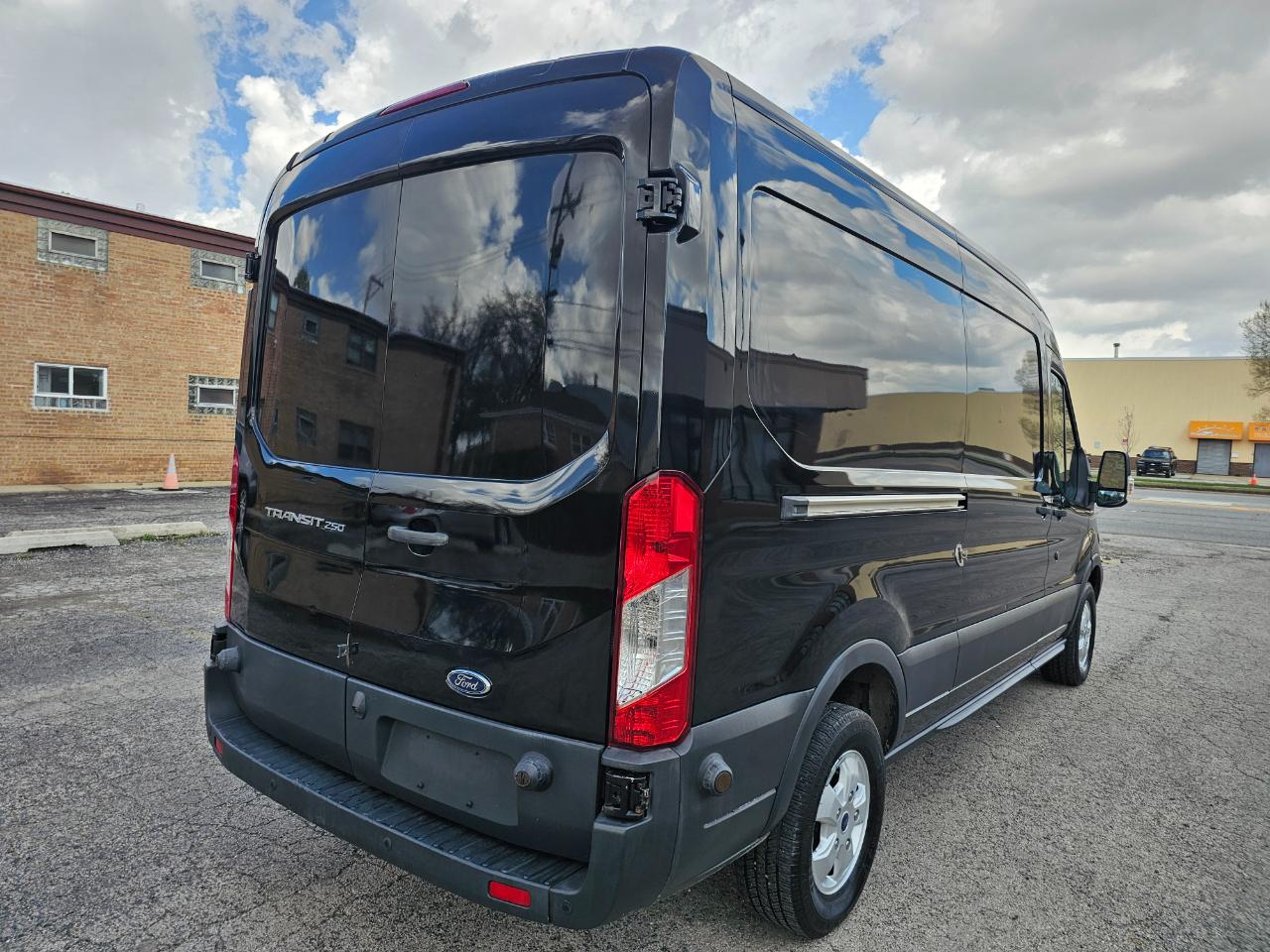 Ford Transit Van T-250 148" Med Rf 9000 GVWR Sliding RH Dr 2017