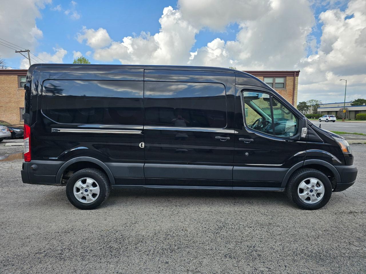 Ford Transit Van T-250 148" Med Rf 9000 GVWR Sliding RH Dr 2017