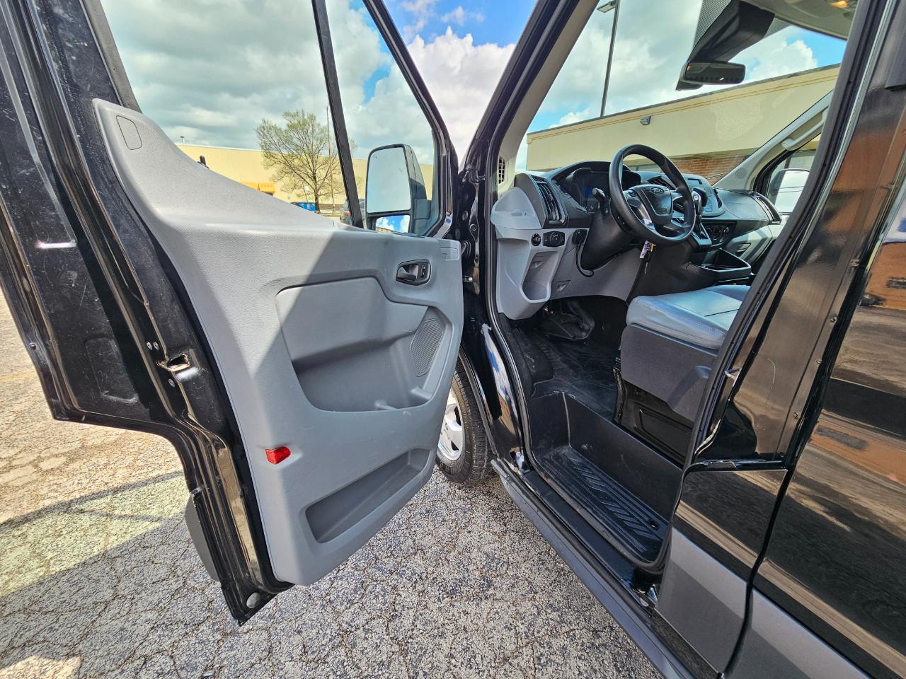 Ford Transit Van T-250 148" Med Rf 9000 GVWR Sliding RH Dr 2017