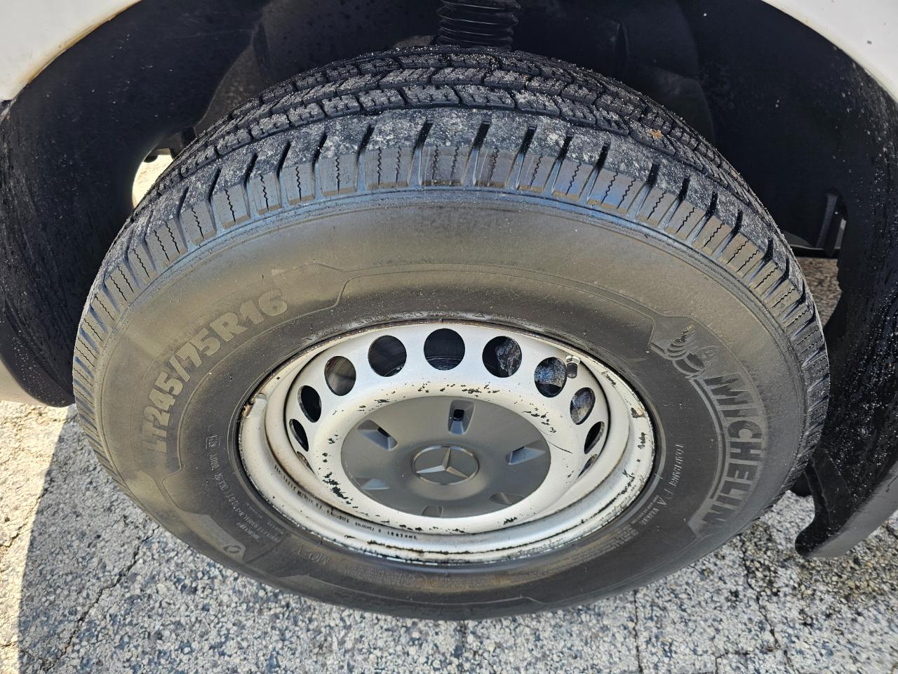 Mercedes-Benz Sprinter Cargo Vans RWD 2500 144" 2015