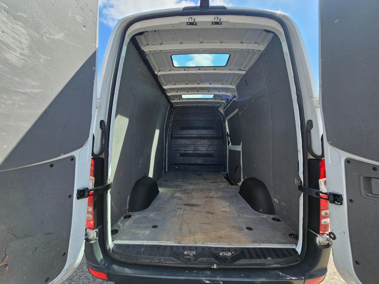 Mercedes-Benz Sprinter Cargo Vans RWD 2500 144" 2015