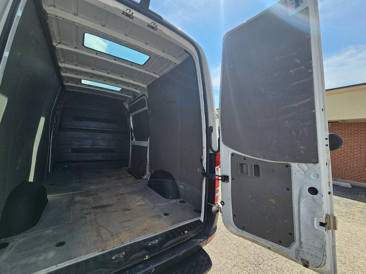 Mercedes-Benz Sprinter Cargo Vans RWD 2500 144" 2015