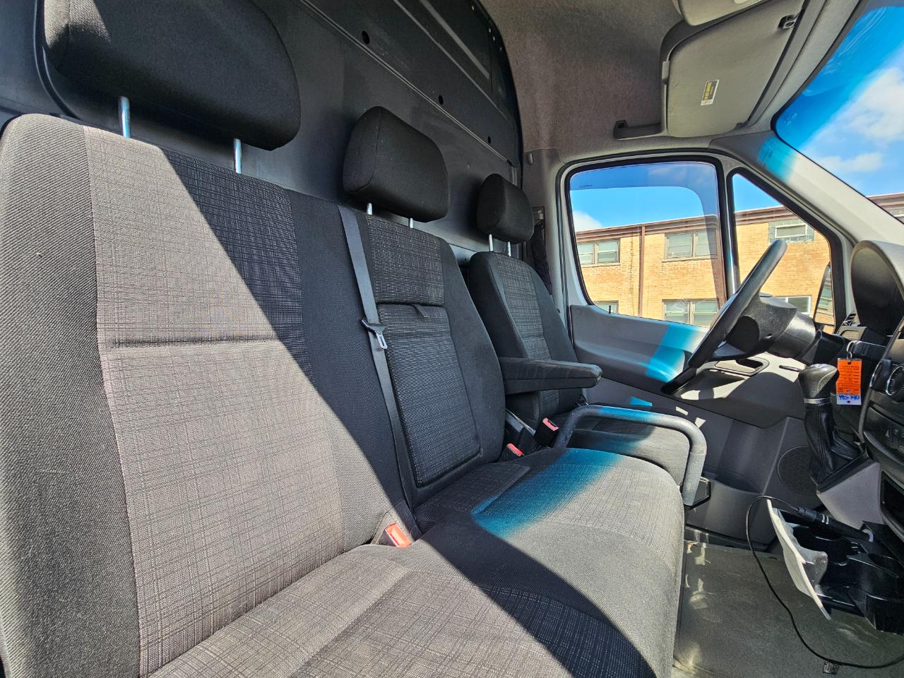 Mercedes-Benz Sprinter Cargo Vans RWD 2500 144" 2015