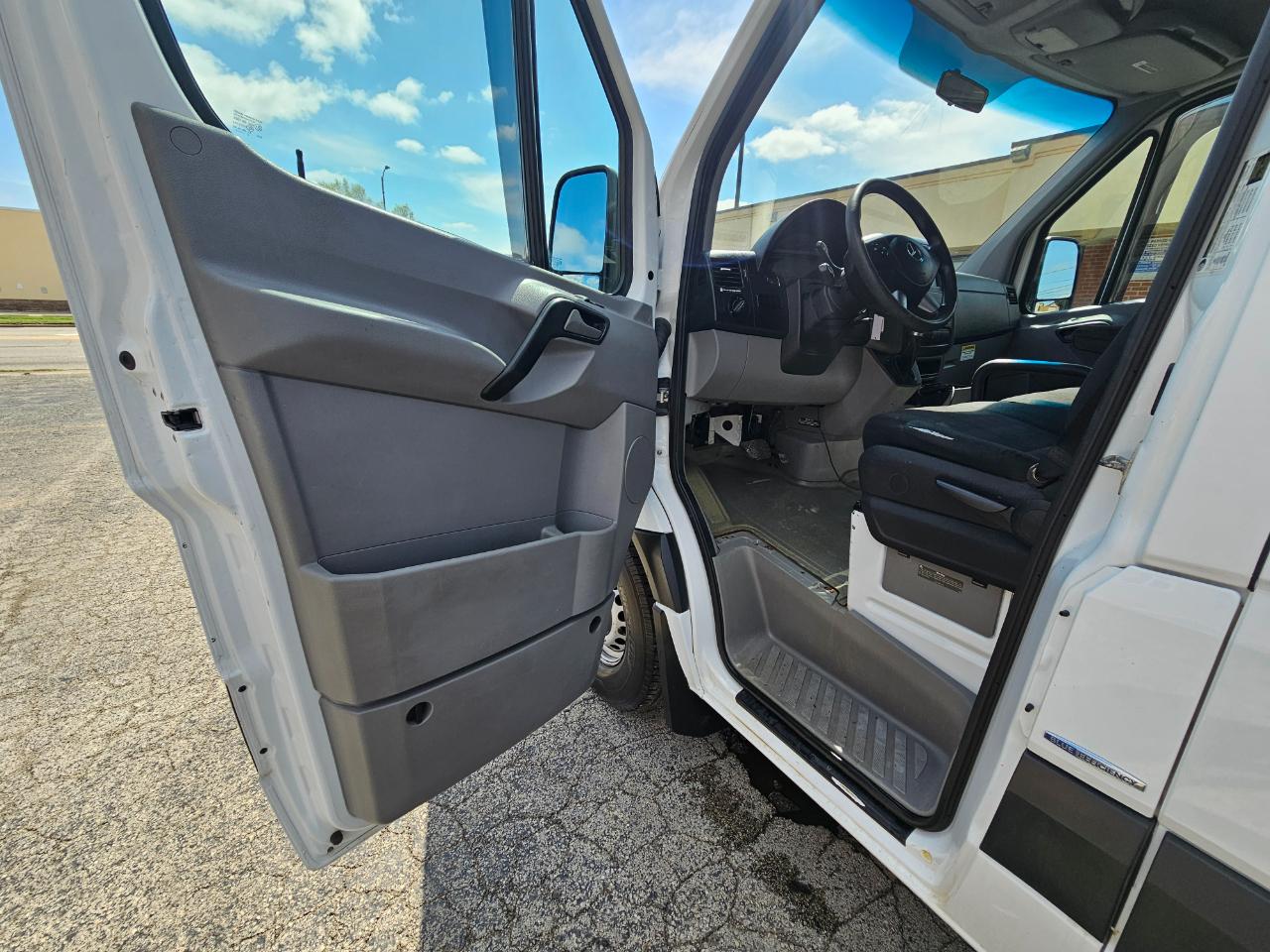 Mercedes-Benz Sprinter Cargo Vans RWD 2500 144" 2015