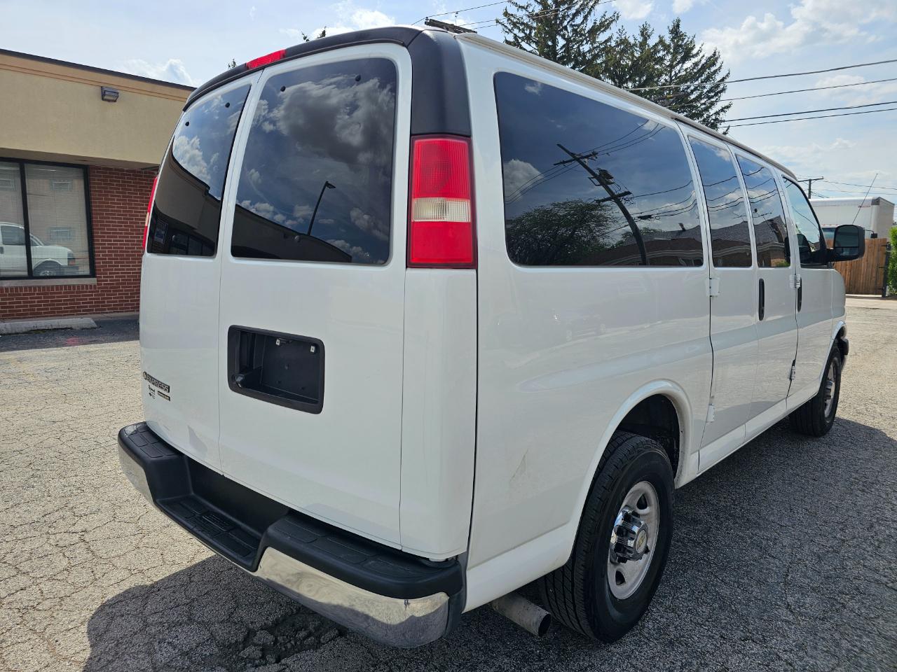 Chevrolet Express Passenger RWD 2500 135" LT 2014