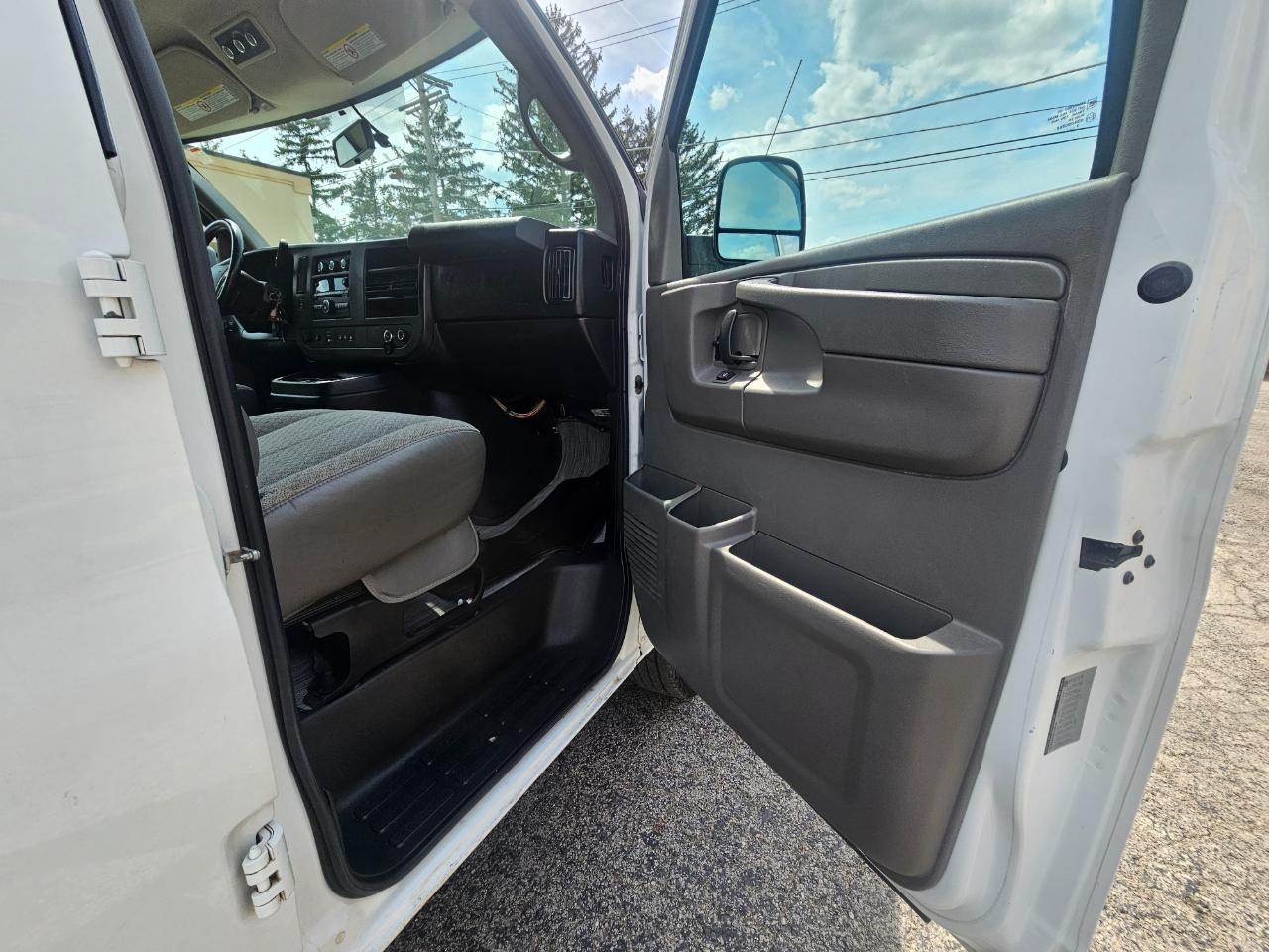 Chevrolet Express Passenger RWD 2500 135" LT 2014