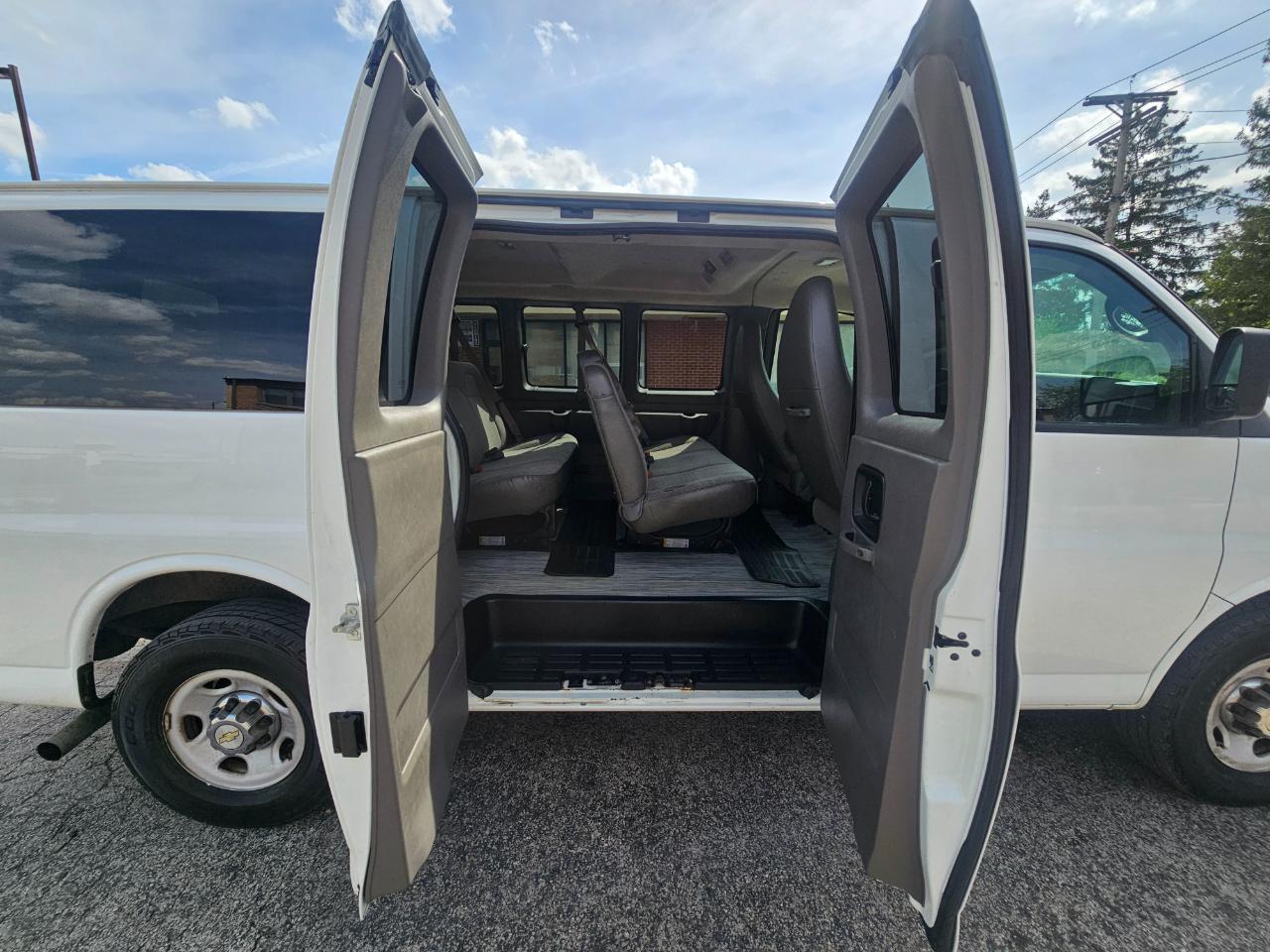 Chevrolet Express Passenger RWD 2500 135" LT 2014