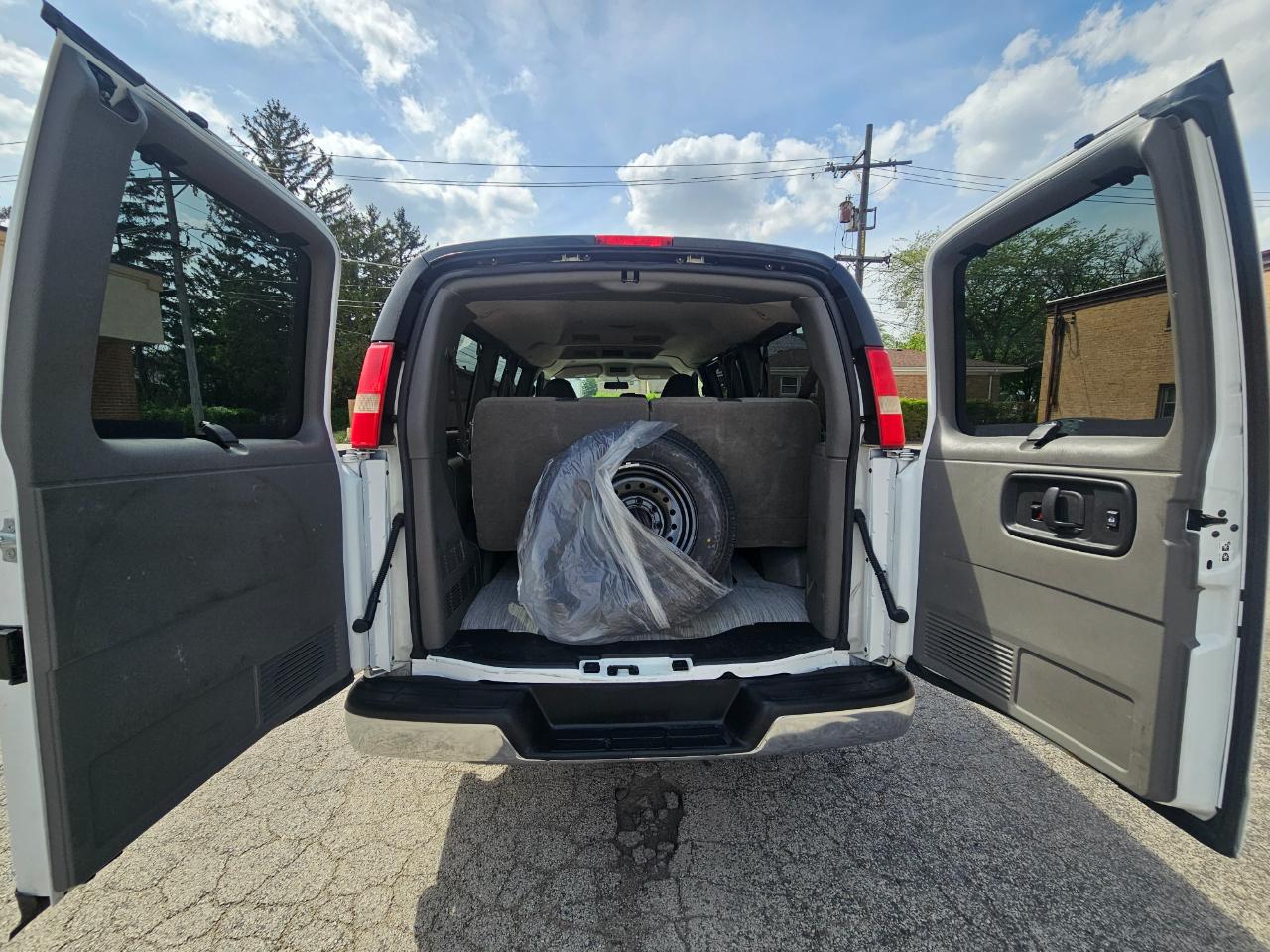 Chevrolet Express Passenger RWD 2500 135" LT 2014