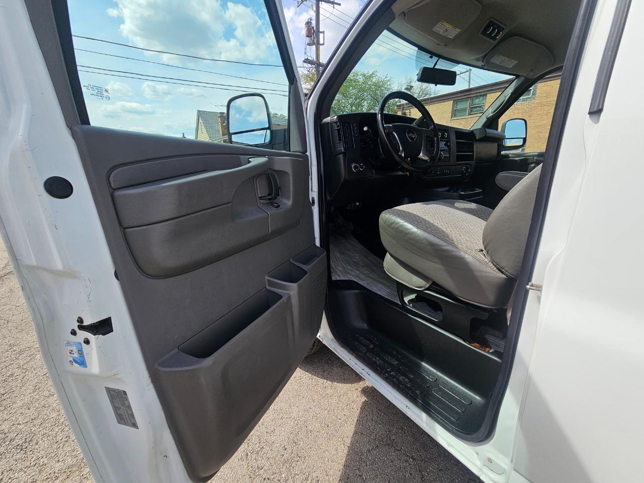 Chevrolet Express Passenger RWD 2500 135" LT 2014