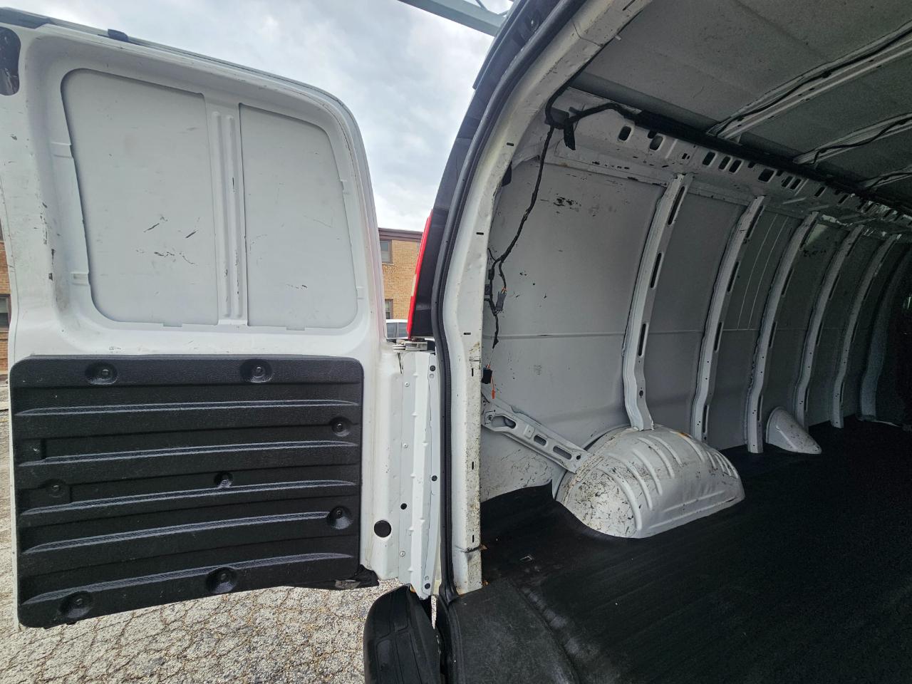 Chevrolet Express Cargo Van RWD 3500 155" 2015