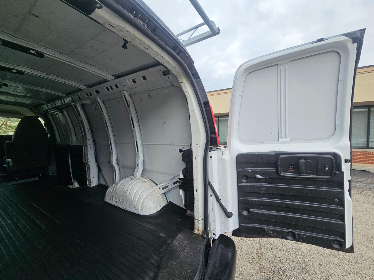 Chevrolet Express Cargo Van RWD 3500 155" 2015