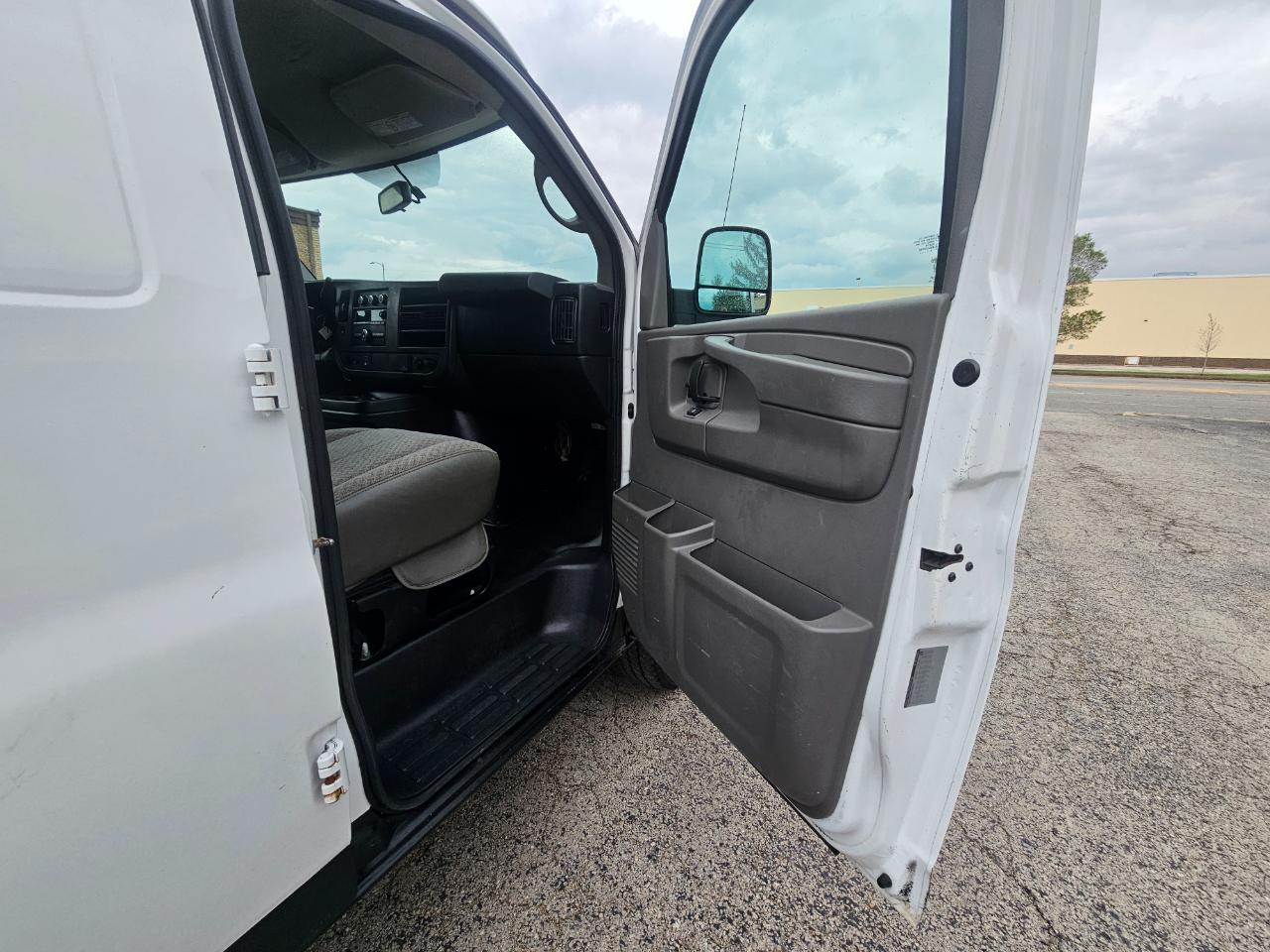 Chevrolet Express Cargo Van RWD 3500 155" 2015