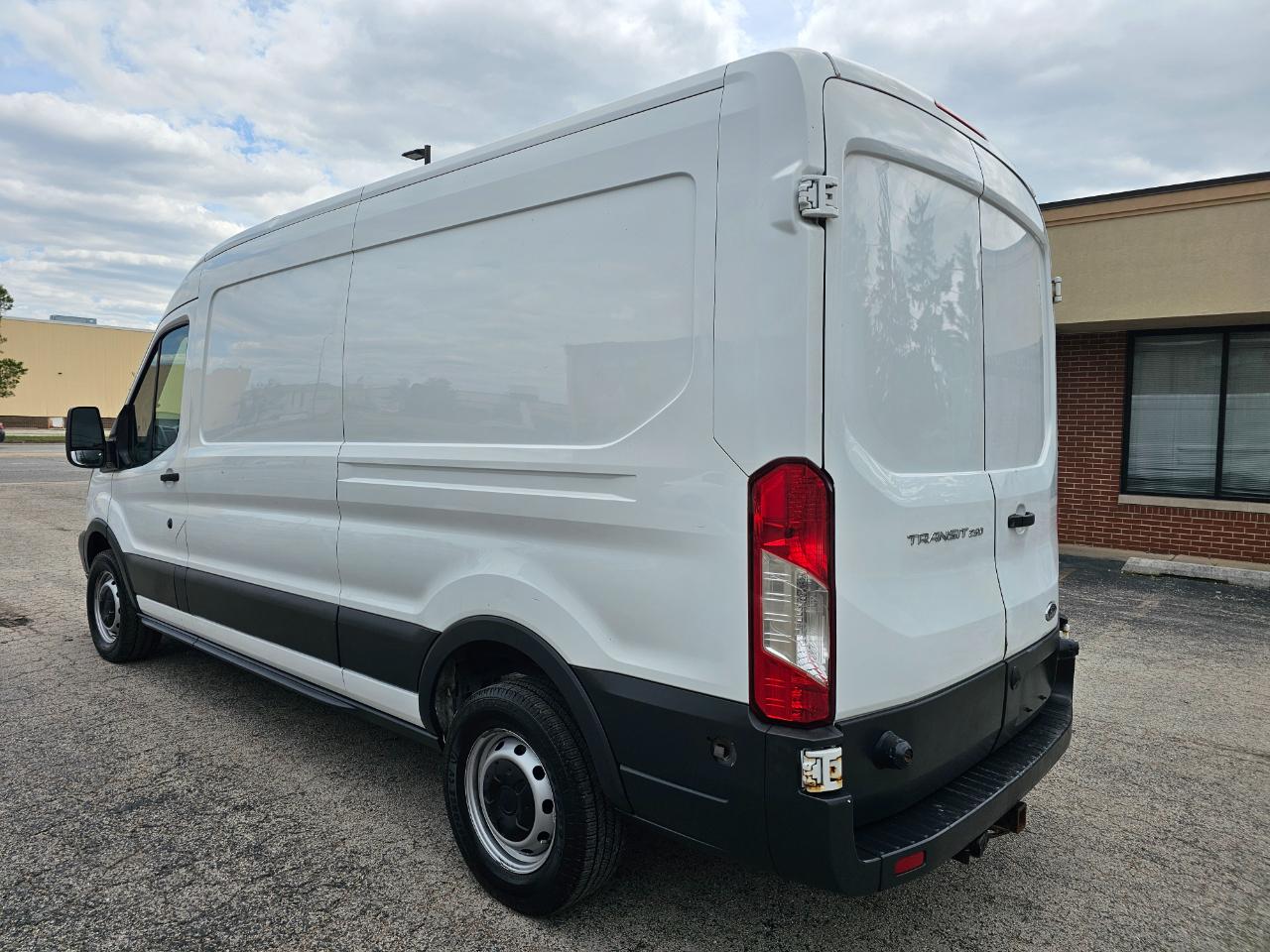 Ford Transit Van T-250 148" Med Rf 9000 GVWR Sliding RH Dr 2017