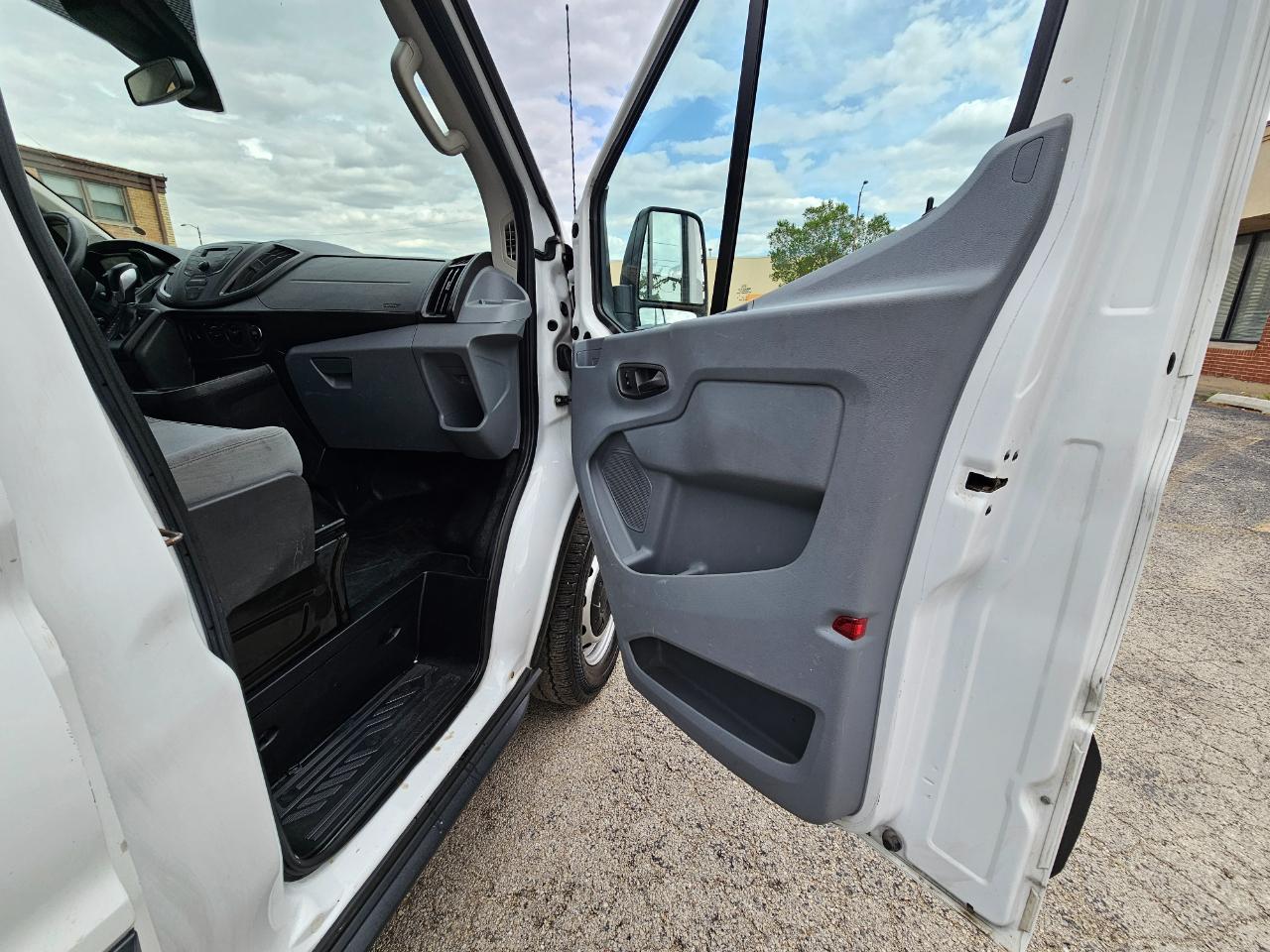 Ford Transit Van T-250 148" Med Rf 9000 GVWR Sliding RH Dr 2017