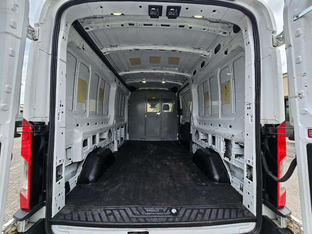 Ford Transit Van T-250 148" Med Rf 9000 GVWR Sliding RH Dr 2017
