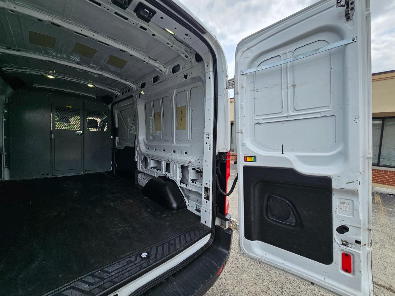 Ford Transit Van T-250 148" Med Rf 9000 GVWR Sliding RH Dr 2017