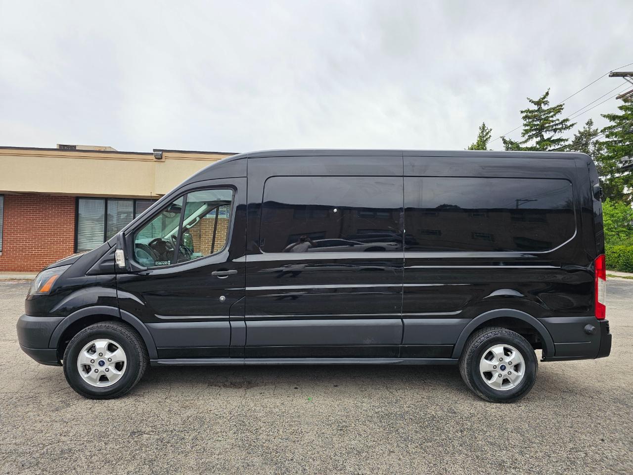 Ford Transit Van T-250 148" Med Rf 9000 GVWR Sliding RH Dr 2017