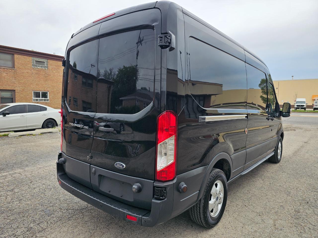 Ford Transit Van T-250 148" Med Rf 9000 GVWR Sliding RH Dr 2017