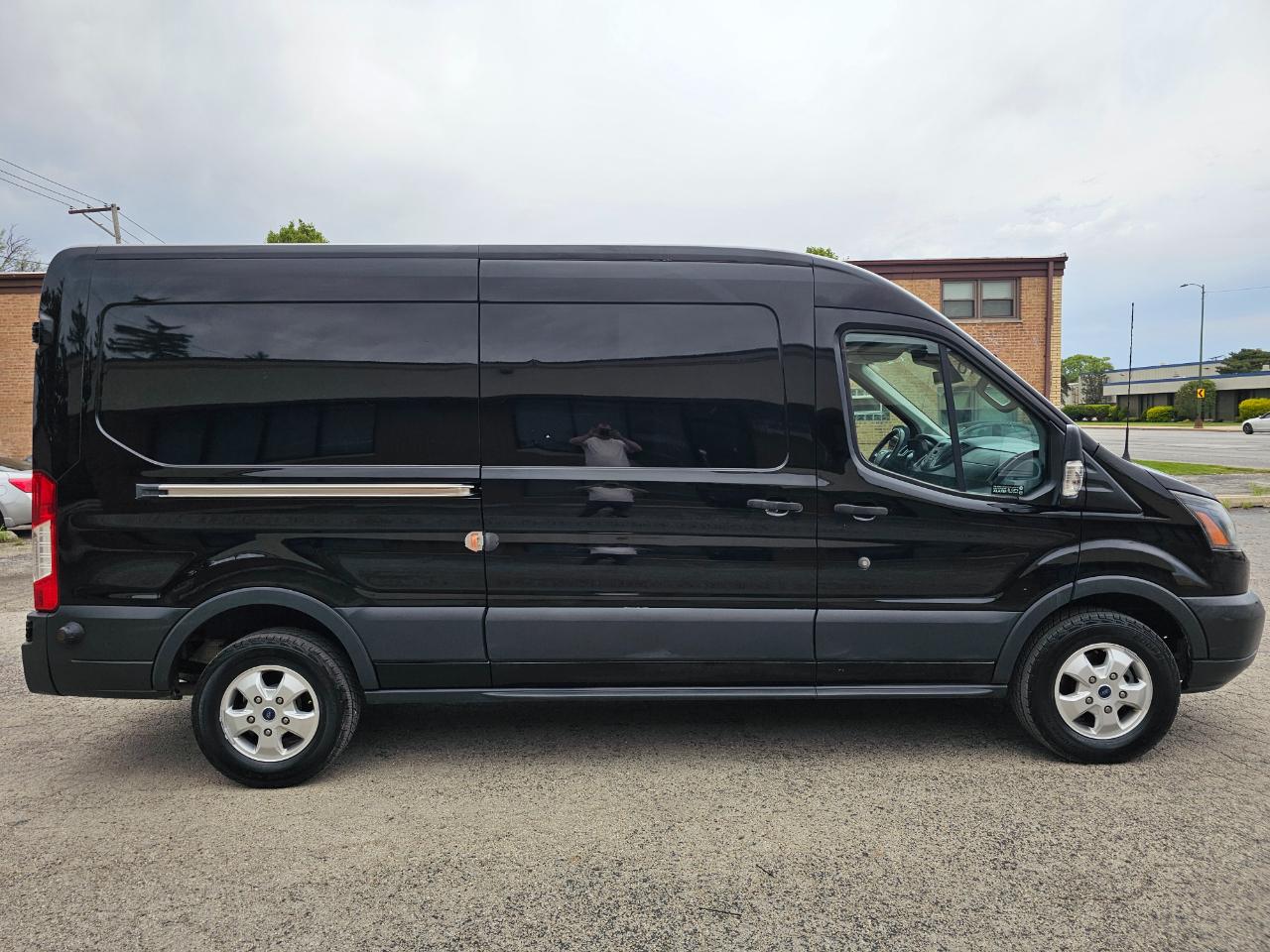 Ford Transit Van T-250 148" Med Rf 9000 GVWR Sliding RH Dr 2017