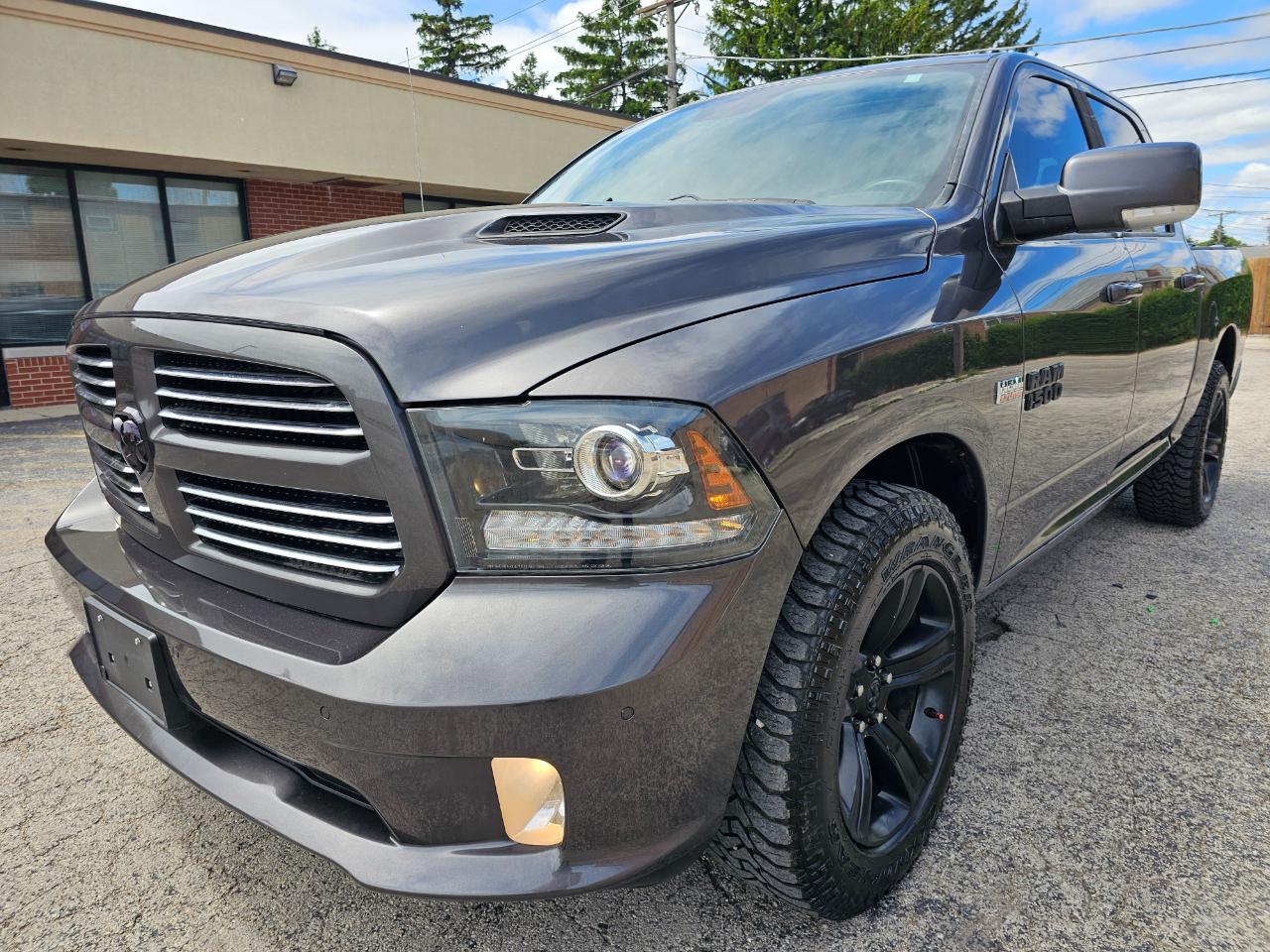 RAM 1500 4WD Crew Cab 140.5" Sport 2015