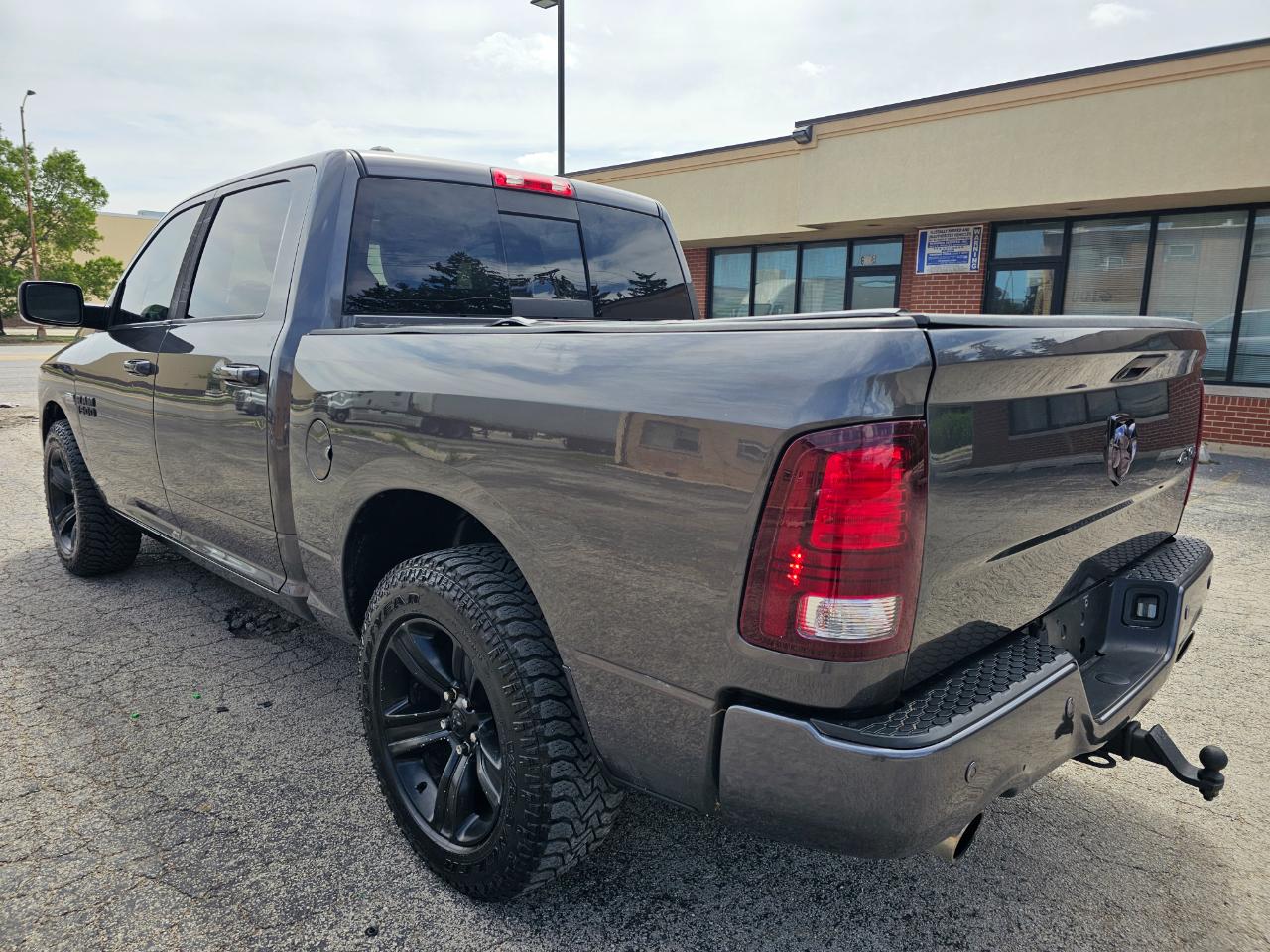 RAM 1500 4WD Crew Cab 140.5" Sport 2015