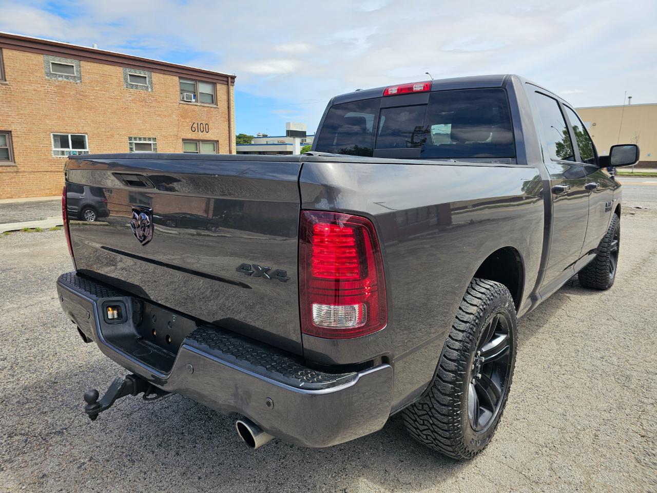 RAM 1500 4WD Crew Cab 140.5" Sport 2015