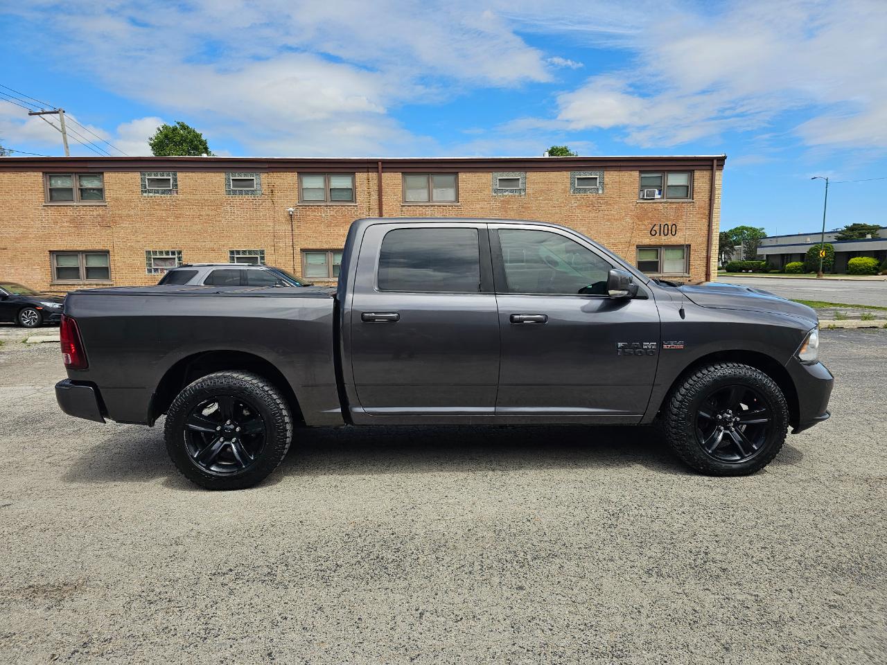 RAM 1500 4WD Crew Cab 140.5" Sport 2015
