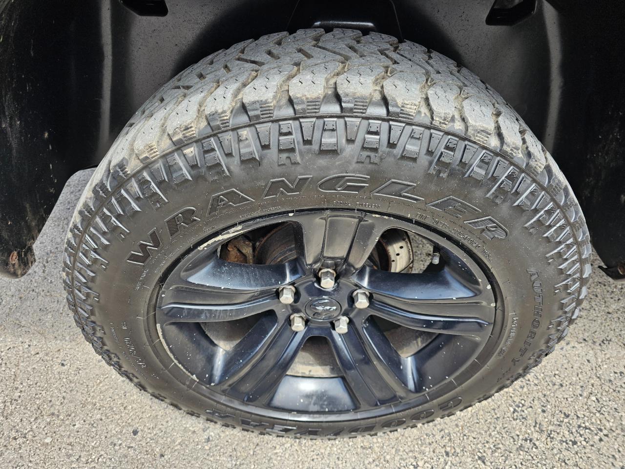 RAM 1500 4WD Crew Cab 140.5" Sport 2015