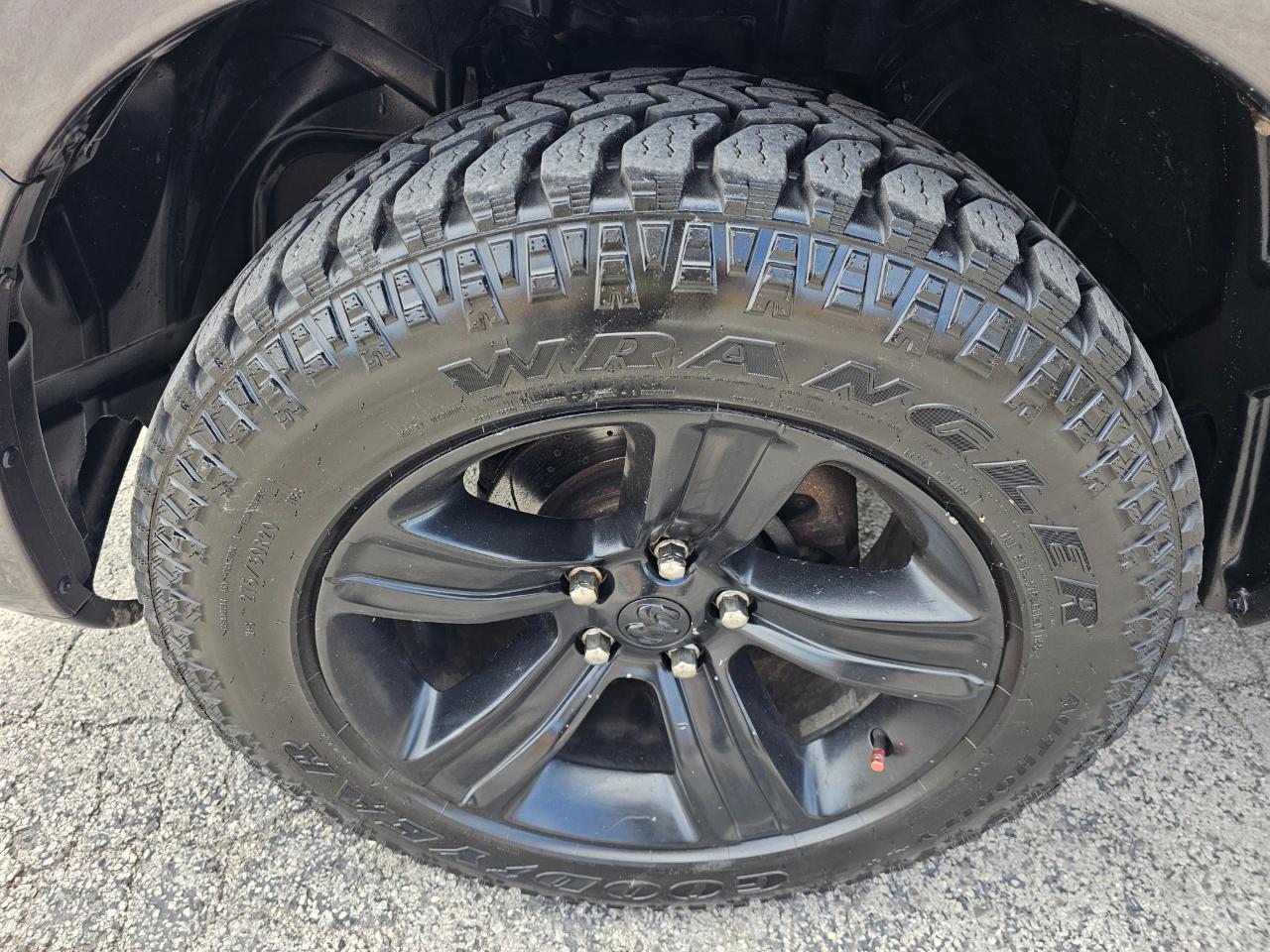 RAM 1500 4WD Crew Cab 140.5" Sport 2015