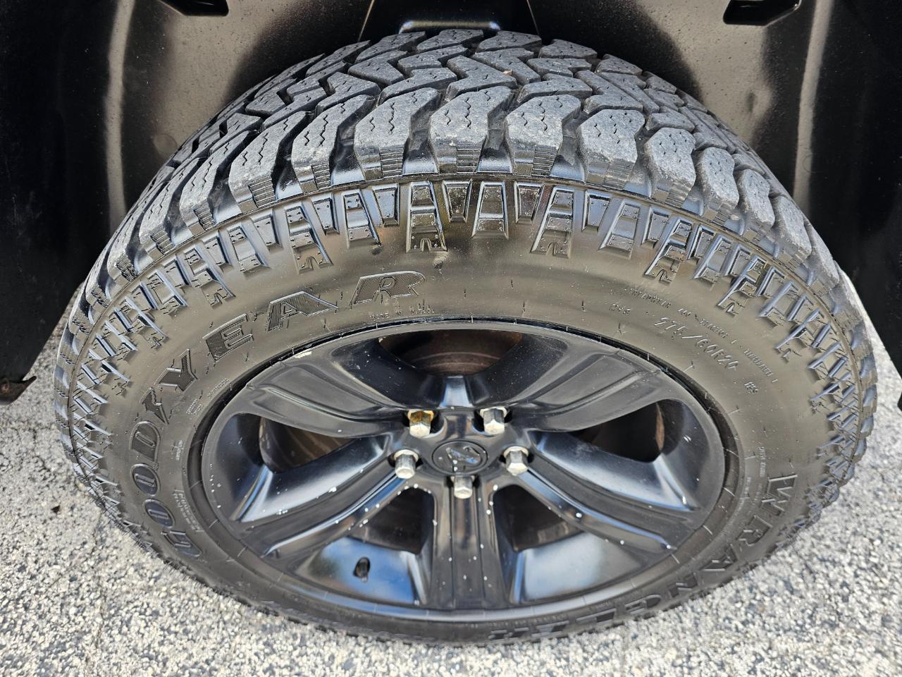 RAM 1500 4WD Crew Cab 140.5" Sport 2015