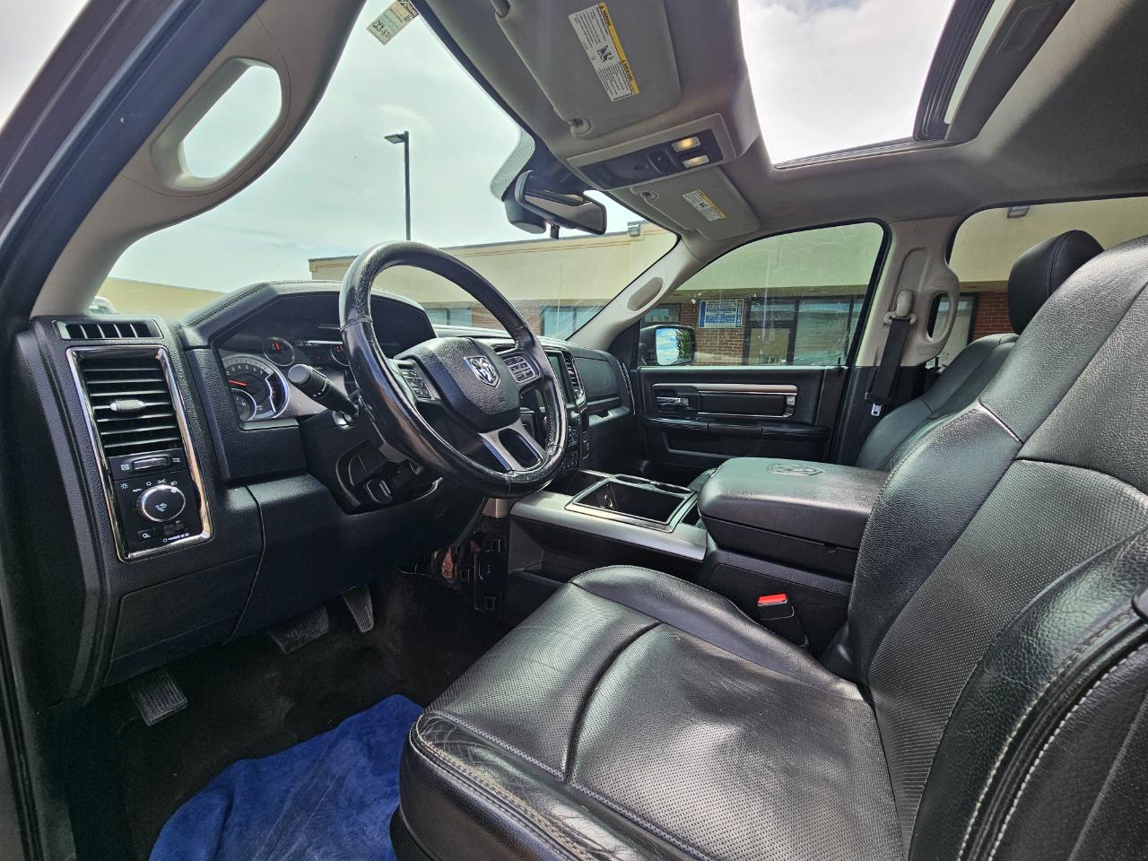 RAM 1500 4WD Crew Cab 140.5" Sport 2015
