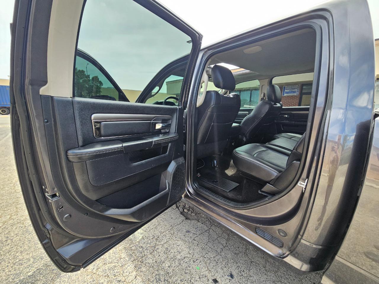 RAM 1500 4WD Crew Cab 140.5" Sport 2015