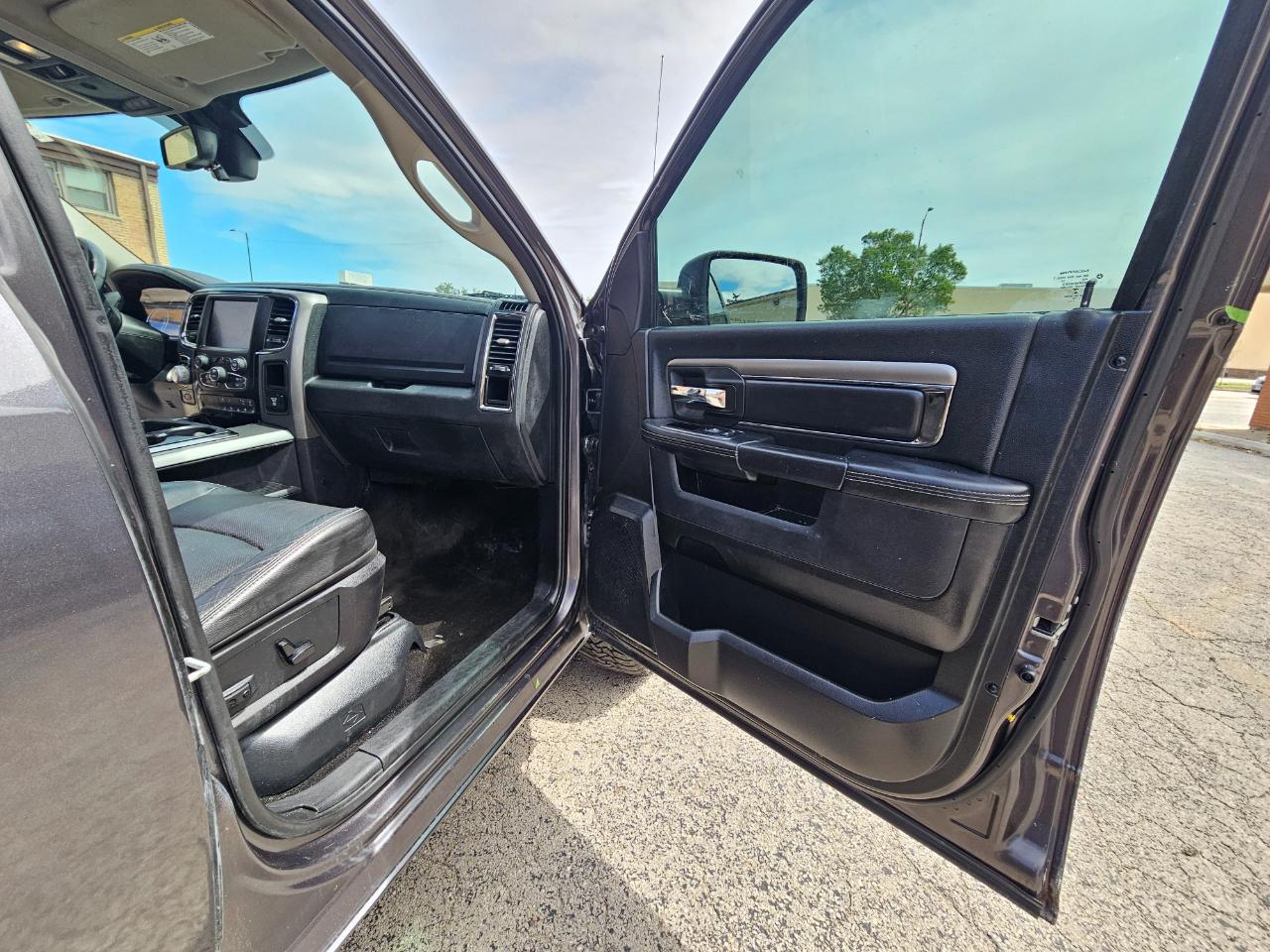 RAM 1500 4WD Crew Cab 140.5" Sport 2015
