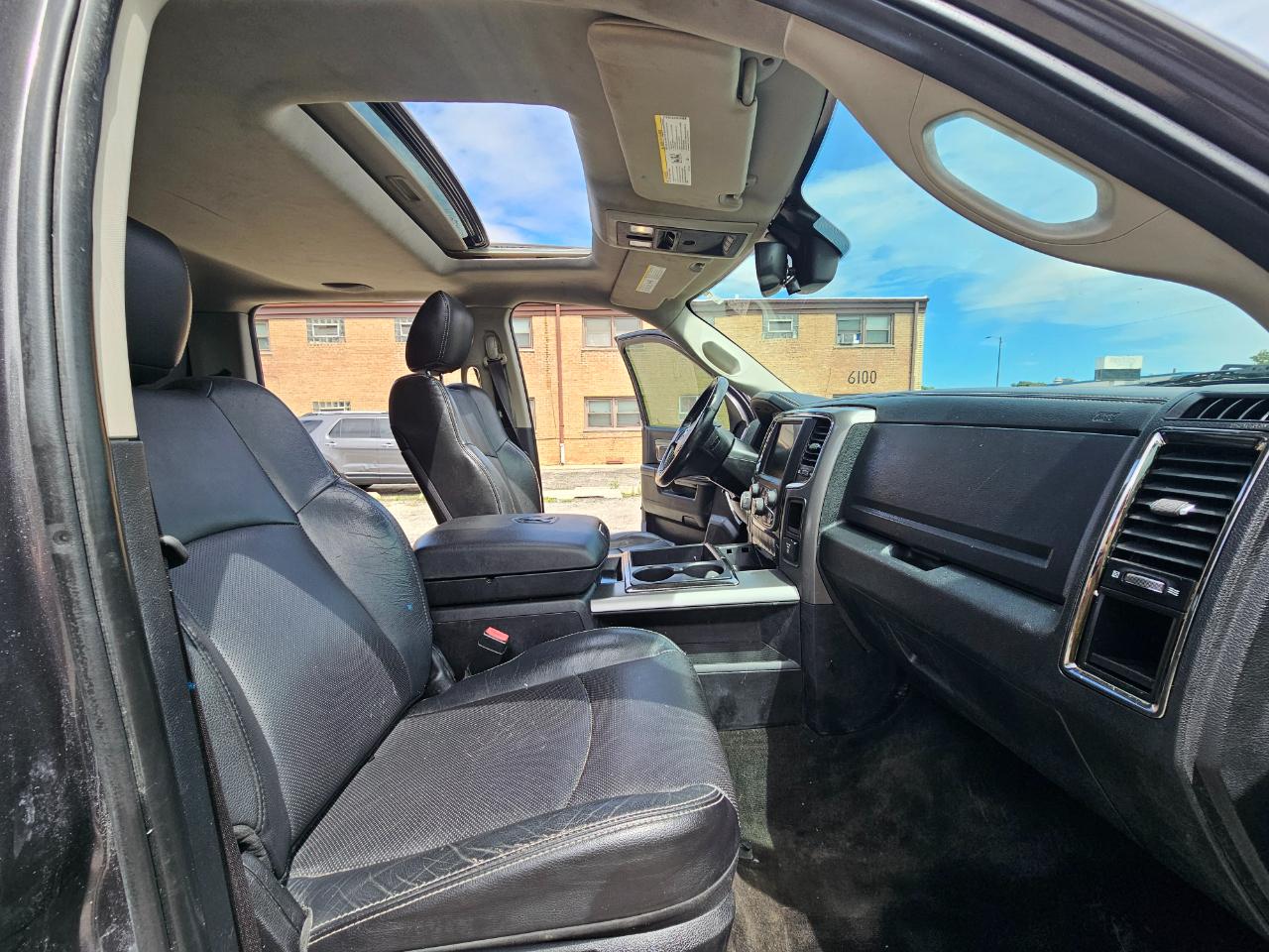 RAM 1500 4WD Crew Cab 140.5" Sport 2015