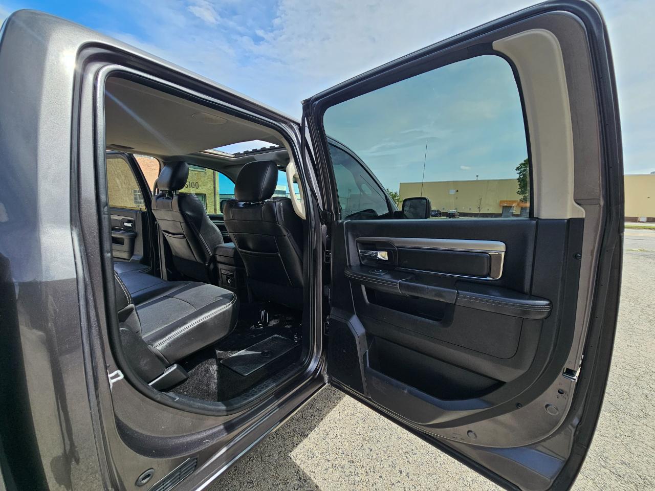 RAM 1500 4WD Crew Cab 140.5" Sport 2015