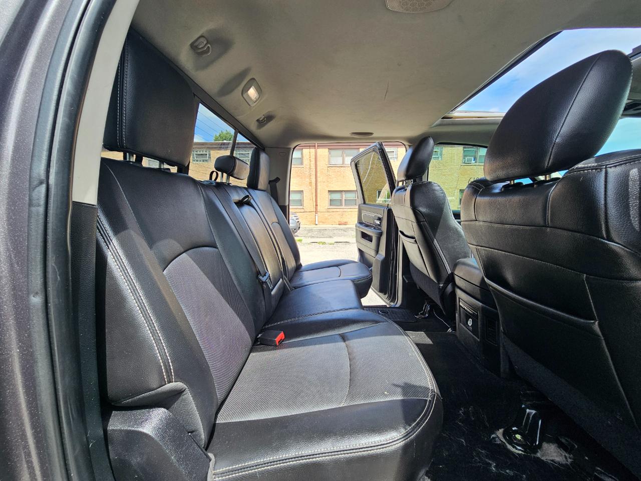 RAM 1500 4WD Crew Cab 140.5" Sport 2015